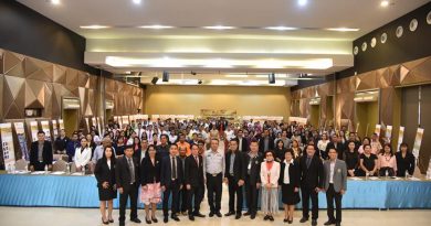 การประชุมเสนอผลงานวิจัยสู่การขับเคลื่อนนโยบายสาธารณะ เมื่อวันที่ 21 ที่ผ่านมา มีนายวิชวุทย์ จินโต ผู้ว่าราชการจังหวัด สุราษฎร์ธานี เป็นประธานในพิธีเปิด และ.. การประชุมเสนอผลงานวิจัยสู่การขับเคลื่อนนโยบายสาธารณะ เมื่อวันที่ 21 ที่ผ่านมา มีนายวิชวุทย์ จินโต ผู้ว่าราชการจังหวัด สุราษฎร์ธานี เป็นประธานในพิธีเปิด และ..
