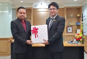 ดร.กฤษณะ ทองแก้ว หัวหน้าศูนย์พี่เลี้ยงโครงการเพาะพันธุ์ปัญญา มหาวิทยาลัยราชภัฏสุราษฎร์ธานี เข้าแสดงความยินดีกับ ดร.นรา พงษ์พานิช ในโอกาสรับตำแหน่ง ผู้อำนวยการสถาบันวิจัยและพัฒนา… ดร.กฤษณะ ทองแก้ว หัวหน้าศูนย์พี่เลี้ยงโครงการเพาะพันธุ์ปัญญา มหาวิทยาลัยราชภัฏสุราษฎร์ธานี เข้าแสดงความยินดีกับ ดร.นรา พงษ์พานิช ในโอกาสรับตำแหน่ง ผู้อำนวยการสถาบันวิจัยและพัฒนา…